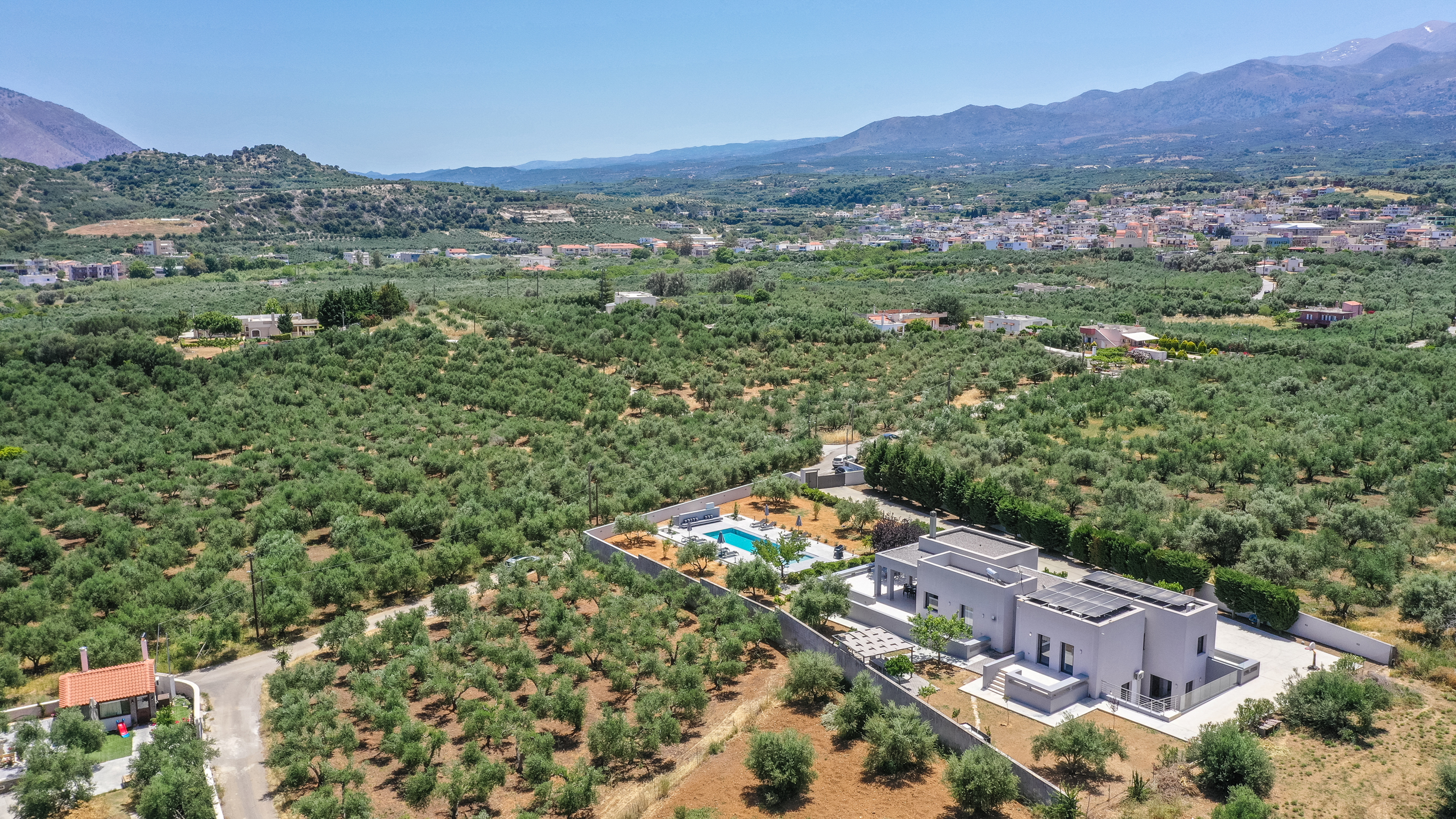 The ultimate alfresco lifestyle unfolds in your private 2-acre sanctuary. The ultimate alfresco lifestyle unfolds in your private 2-acre sanctuary.