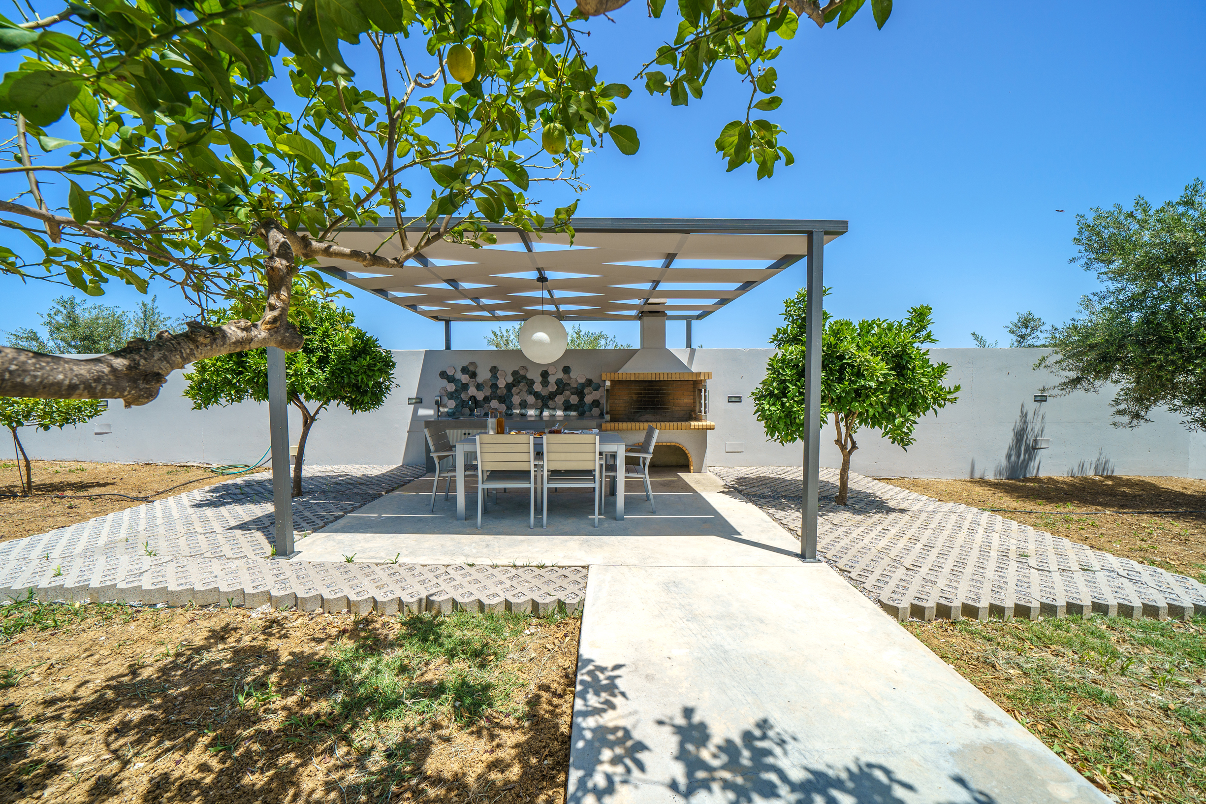 The outdoor BBQ brings gourmet inspiration under the Greek sun. The outdoor BBQ brings gourmet inspiration under the Greek sun.