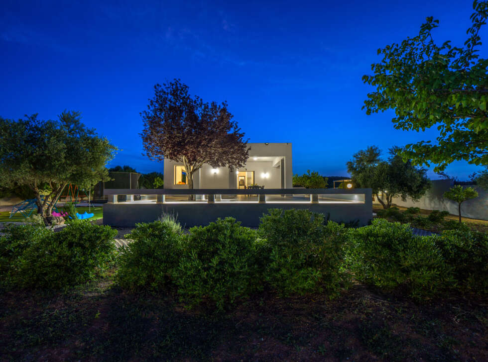 A modern Cretan hideaway complete with beautiful gardens.